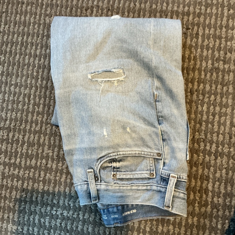 (1) BRAND NEW PAIR MENS DISTRESSED 
SKINNY JEANS “NEVER USED”